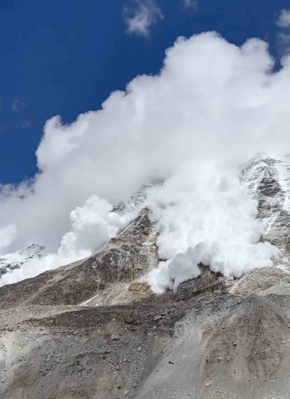 Pumori avalanche 2025